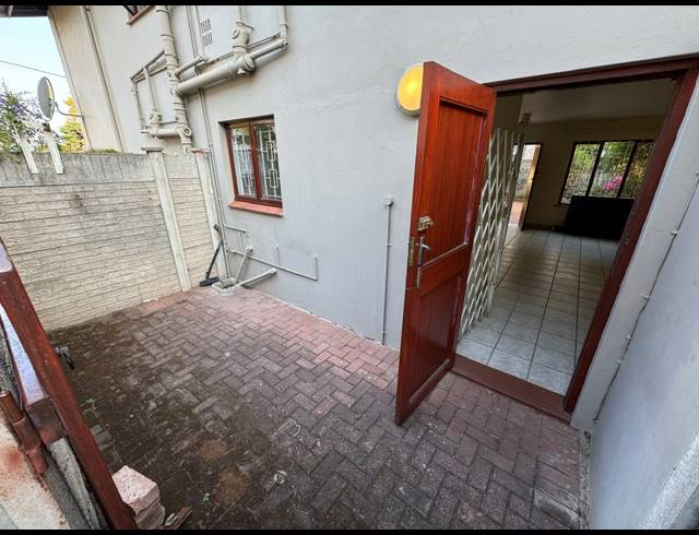 3 BEDROOM APARTMENT FOR SALE IN ESSENWOOD